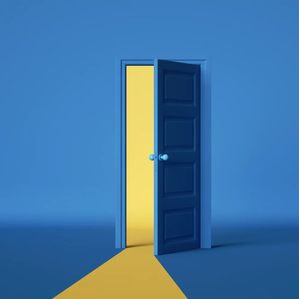 Puerta abierta de color azul